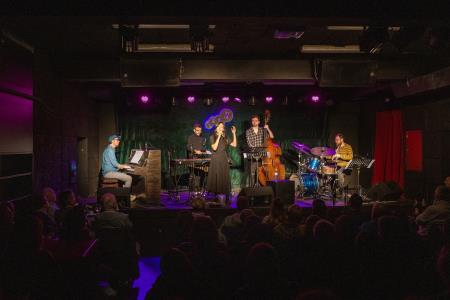 Južnokorejska izvajalka June Yun v KMKC Kompleks (12)